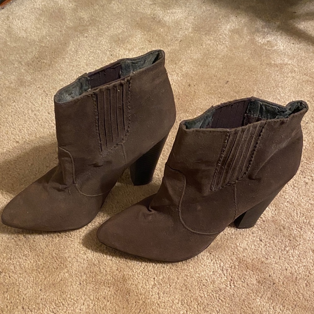 POINTY TOE HEELED BOOTIES